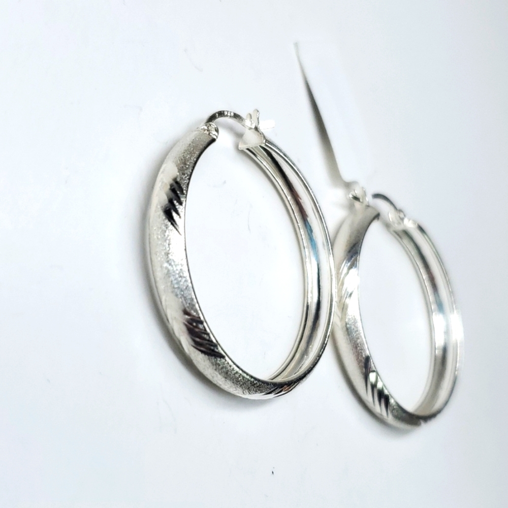 Sterling Silver Diamond Cut Chevron Pattern Hoop Earrings NWT - Picture 5 of 8
